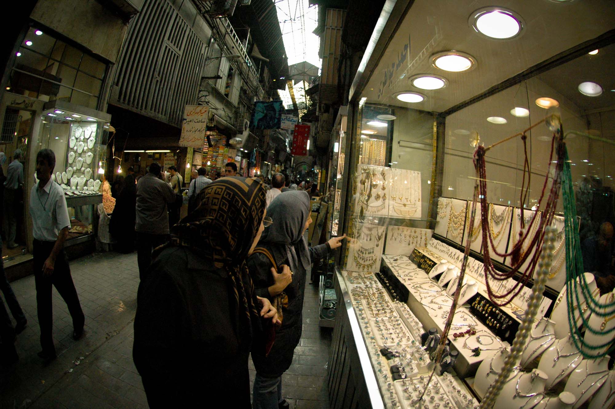 Struggles of Iranian women? Tourist females buying jewelry great bazaar of tehran escapefromtehran com